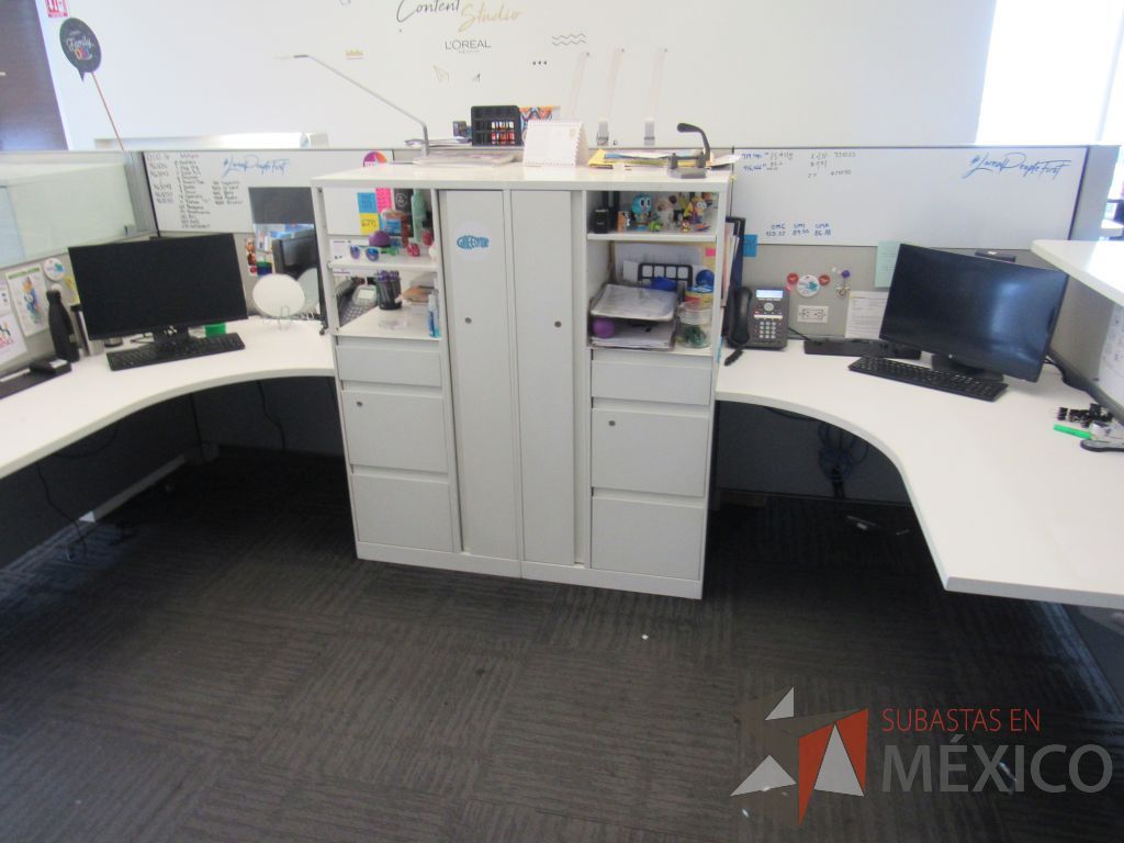 Lote 058 - Estación de trabajo para 7 personas de mampara baja con 7 gabinetes altos metálicos color blanco - Imagen 9
