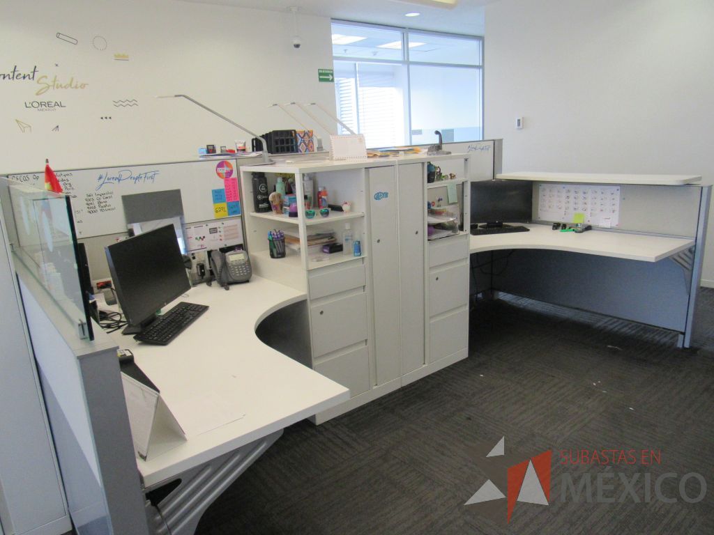 Lote 058 - Estación de trabajo para 7 personas de mampara baja con 7 gabinetes altos metálicos color blanco - Imagen 11