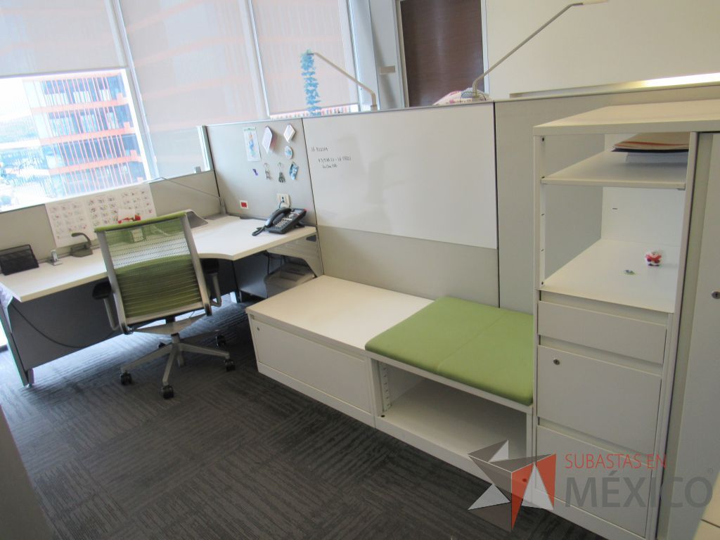 Lote 058 - Estación de trabajo para 7 personas de mampara baja con 7 gabinetes altos metálicos color blanco - Imagen 12