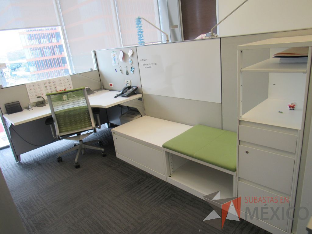 Lote 058 - Estación de trabajo para 7 personas de mampara baja con 7 gabinetes altos metálicos color blanco - Imagen 13