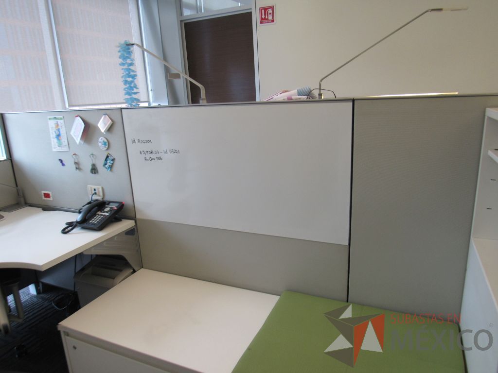 Lote 058 - Estación de trabajo para 7 personas de mampara baja con 7 gabinetes altos metálicos color blanco - Imagen 14