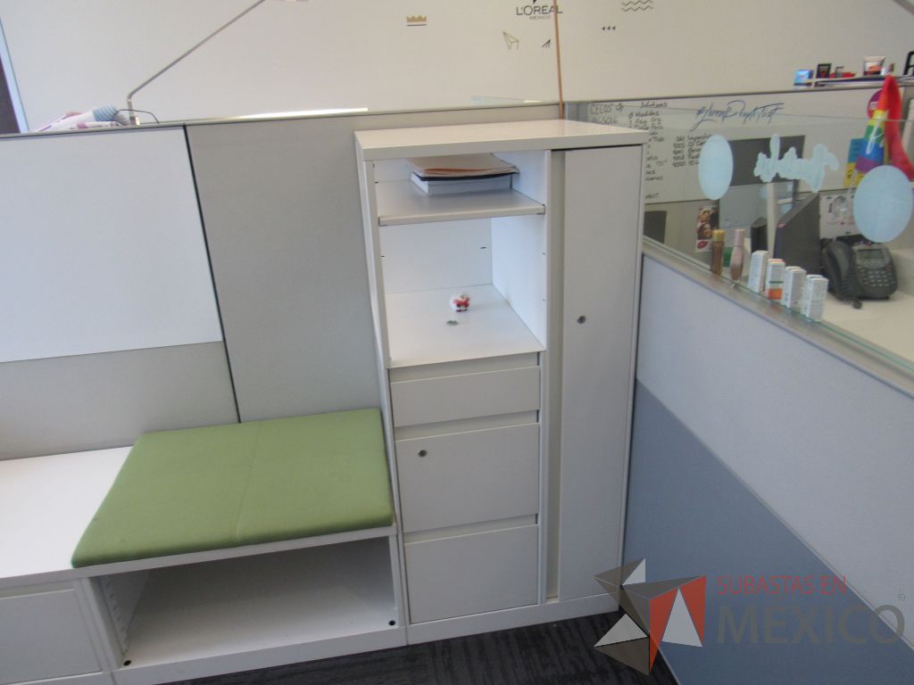 Lote 058 - Estación de trabajo para 7 personas de mampara baja con 7 gabinetes altos metálicos color blanco - Imagen 16