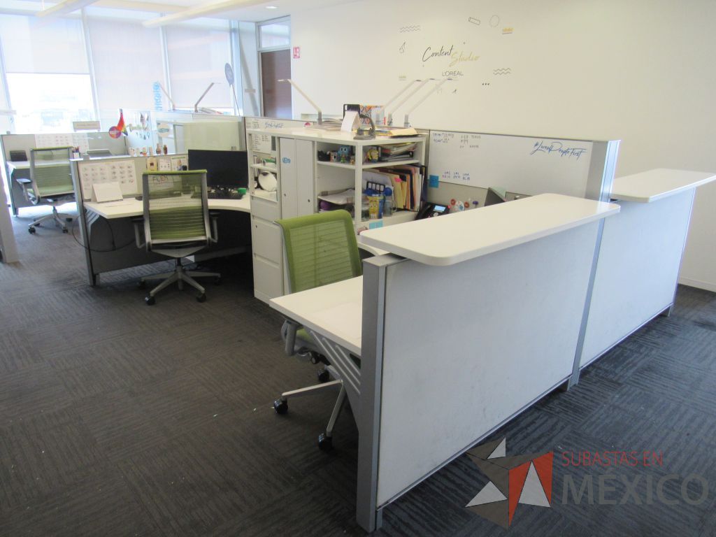 Lote 058 - Estación de trabajo para 7 personas de mampara baja con 7 gabinetes altos metálicos color blanco - Imagen 18