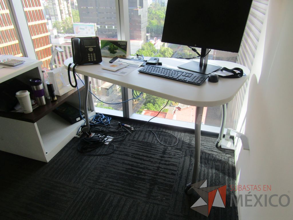 Lote 035 - Oficina Operativa con Escritorio, Mesa de Apoyo Triangular con Ruedas y Gabinete - Imagen 9