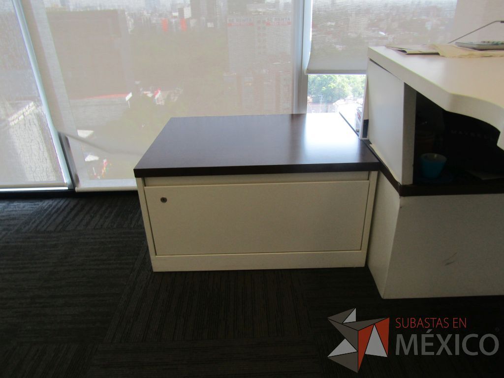Lote 035 - Oficina Operativa con Escritorio, Mesa de Apoyo Triangular con Ruedas y Gabinete - Imagen 5