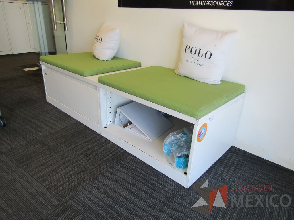 Lote 033 - Credenza tipo madera color blanco, con un cajón, espacio para archivos y cojín en tela color verde - Imagen 2