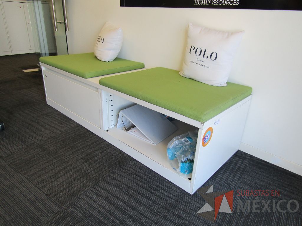 Lote 033 - Credenza tipo madera color blanco, con un cajón, espacio para archivos y cojín en tela color verde