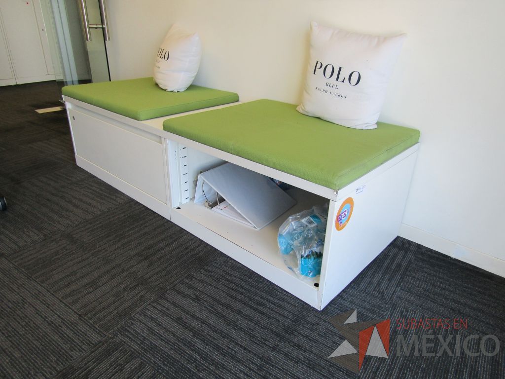 Lote 033 - Credenza tipo madera color blanco, con un cajón, espacio para archivos y cojín en tela color verde - Imagen 3