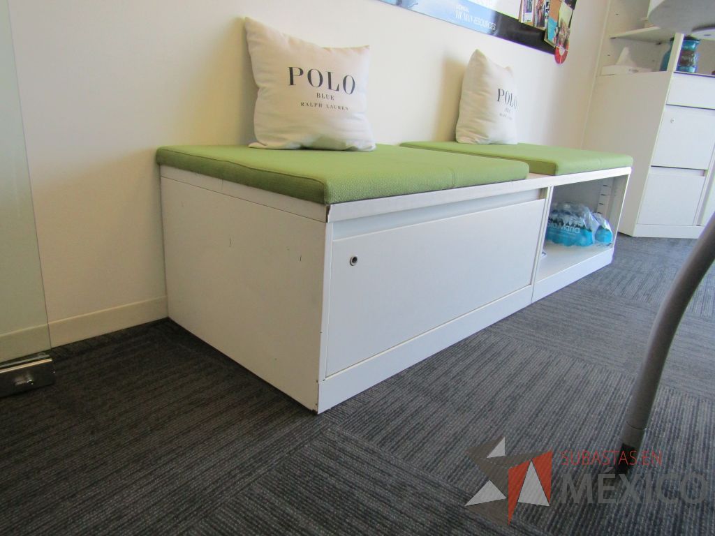 Lote 033 - Credenza tipo madera color blanco, con un cajón, espacio para archivos y cojín en tela color verde - Imagen 4