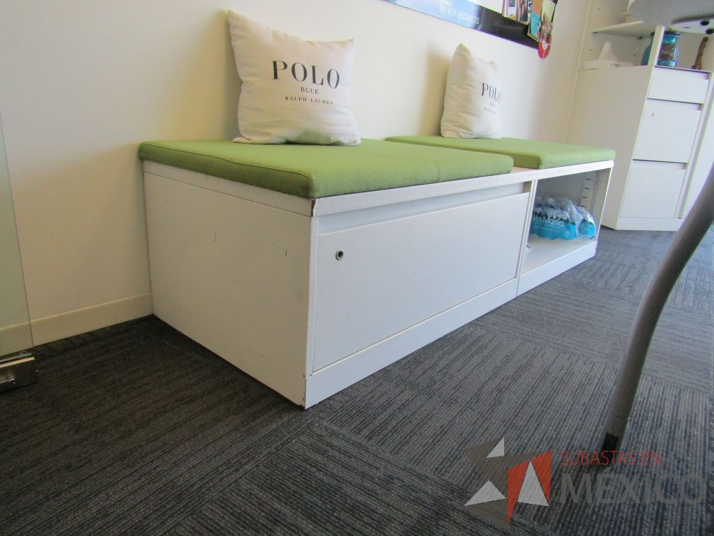 Lote 033 - Credenza tipo madera color blanco, con un cajón, espacio para archivos y cojín en tela color verde - Imagen 5