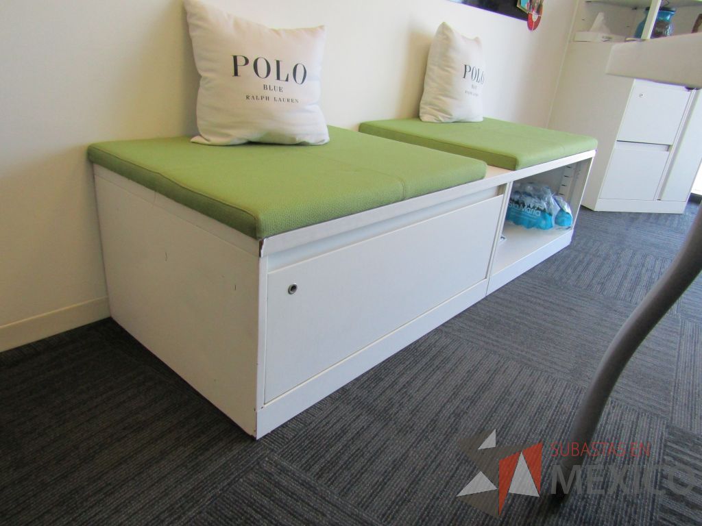 Lote 033 - Credenza tipo madera color blanco, con un cajón, espacio para archivos y cojín en tela color verde - Imagen 6