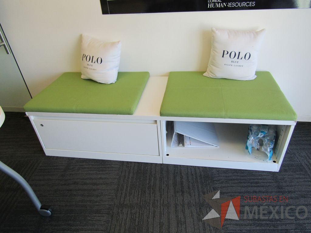 Lote 033 - Credenza tipo madera color blanco, con un cajón, espacio para archivos y cojín en tela color verde - Imagen 7