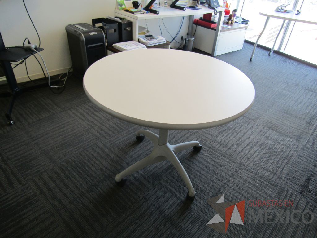 Lote 032 - Mesa de trabajo circular con estructura metálica color gris, ruedas color negro, cubierta color blanco - Imagen 2