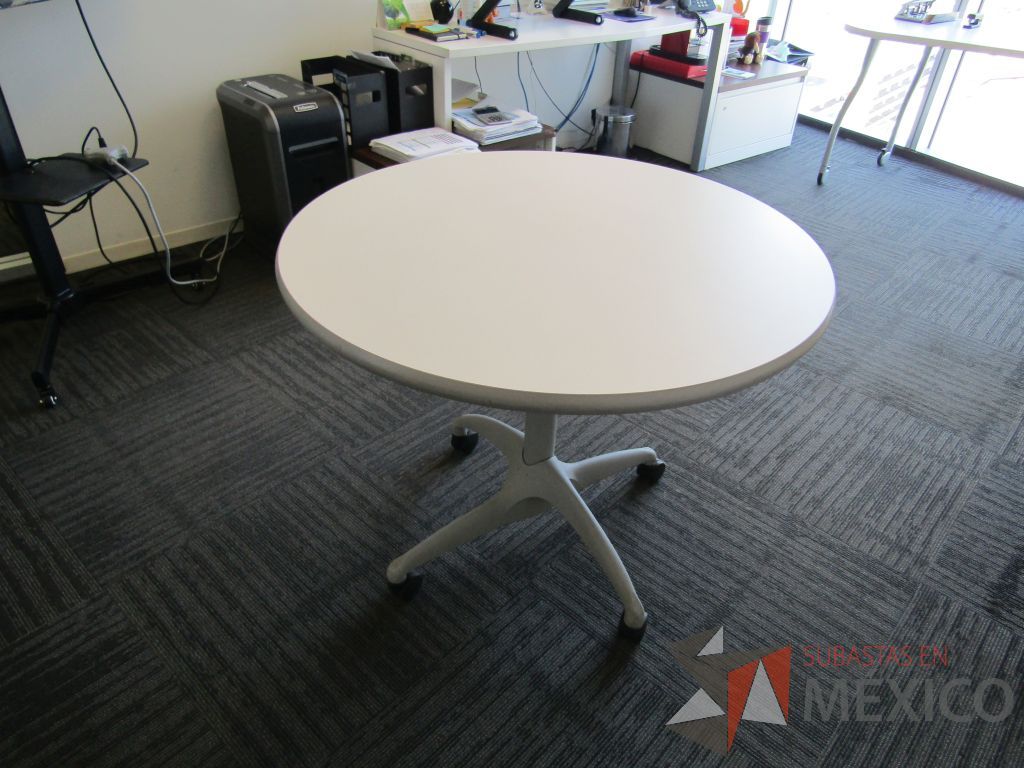 Lote 032 - Mesa de trabajo circular con estructura metálica color gris, ruedas color negro, cubierta color blanco - Imagen 3