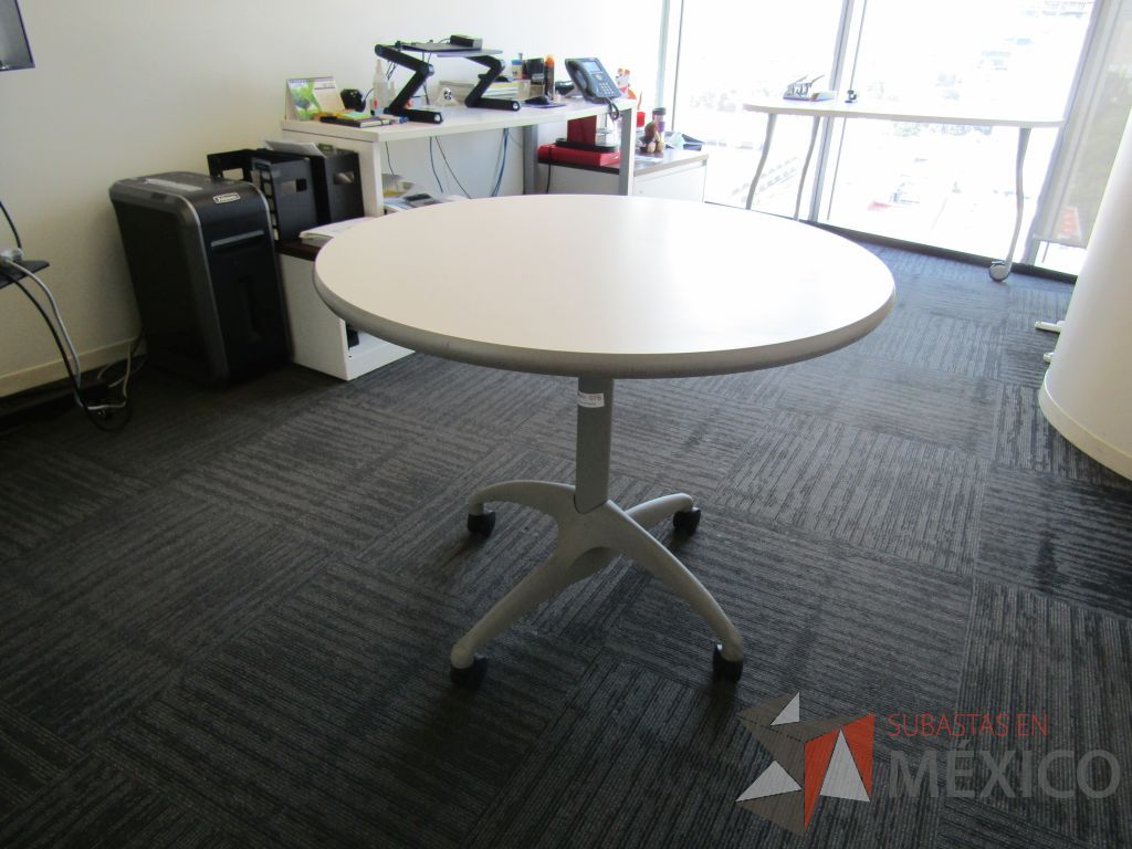 Lote 032 - Mesa de trabajo circular con estructura metálica color gris, ruedas color negro, cubierta color blanco