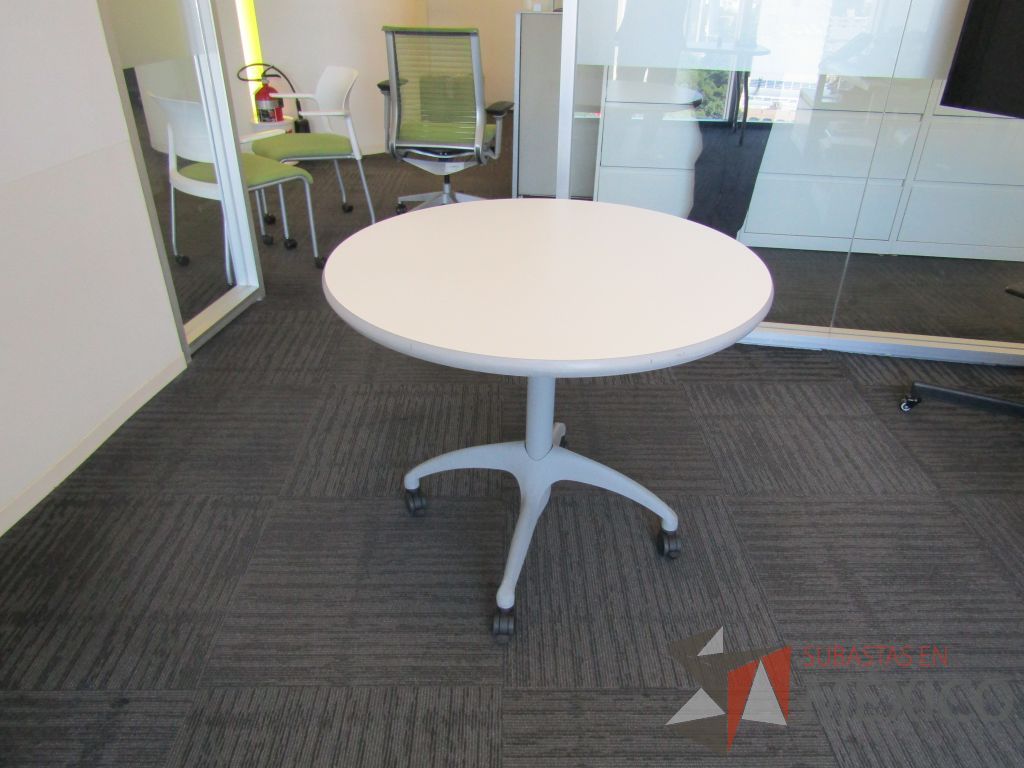 Lote 032 - Mesa de trabajo circular con estructura metálica color gris, ruedas color negro, cubierta color blanco - Imagen 4
