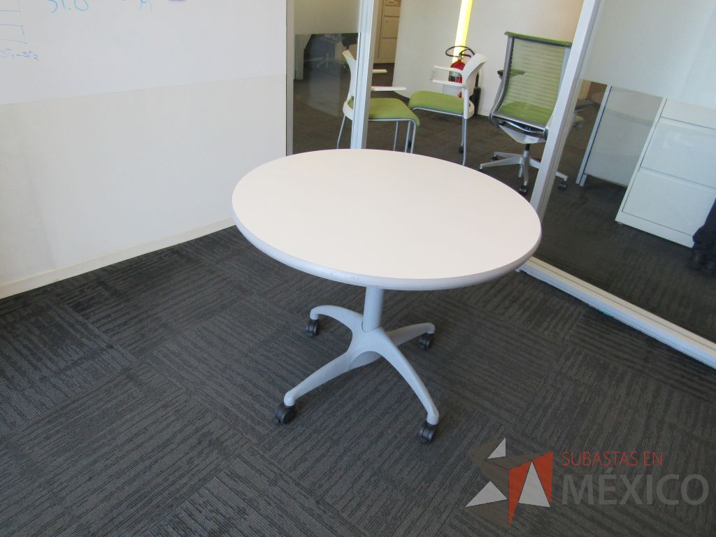 Lote 032 - Mesa de trabajo circular con estructura metálica color gris, ruedas color negro, cubierta color blanco - Imagen 5