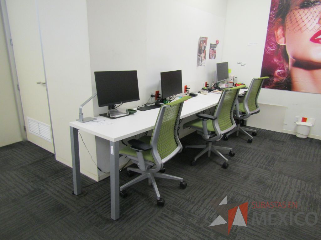 Lote 030 - Mesa de trabajo rectangular para 3 personas con 4 patas metálicas y cubierta color blanco - Imagen 2
