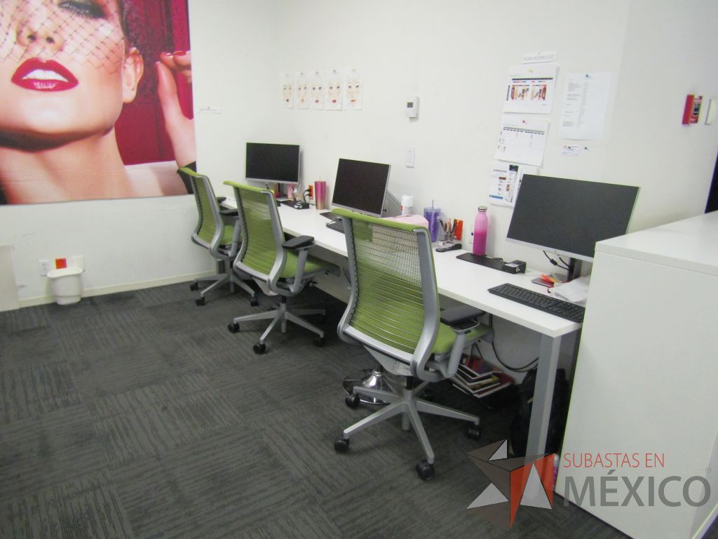 Lote 030 - Mesa de trabajo rectangular para 3 personas con 4 patas metálicas y cubierta color blanco - Imagen 3