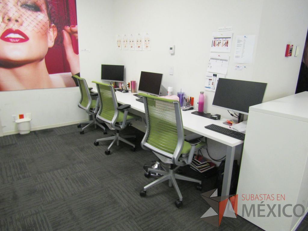 Lote 030 - Mesa de trabajo rectangular para 3 personas con 4 patas metálicas y cubierta color blanco