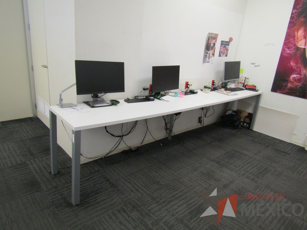 Lote 030 - Mesa de trabajo rectangular para 3 personas con 4 patas metálicas y cubierta color blanco - Imagen 4