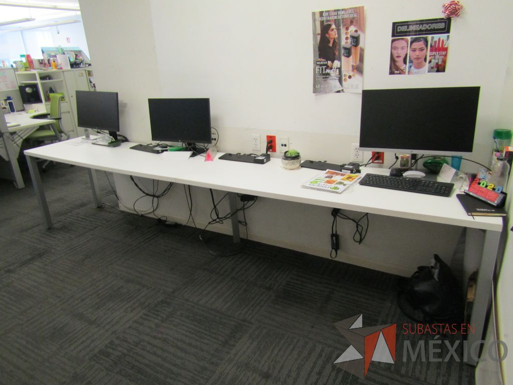 Lote 030 - Mesa de trabajo rectangular para 3 personas con 4 patas metálicas y cubierta color blanco - Imagen 5