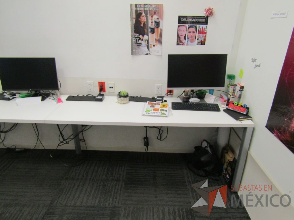 Lote 030 - Mesa de trabajo rectangular para 3 personas con 4 patas metálicas y cubierta color blanco - Imagen 6