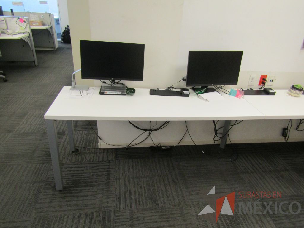 Lote 030 - Mesa de trabajo rectangular para 3 personas con 4 patas metálicas y cubierta color blanco - Imagen 7