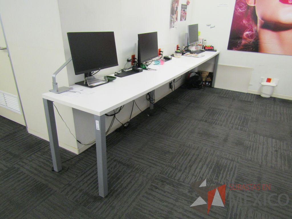 Lote 030 - Mesa de trabajo rectangular para 3 personas con 4 patas metálicas y cubierta color blanco - Imagen 8