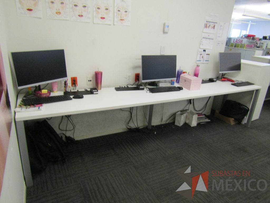 Lote 030 - Mesa de trabajo rectangular para 3 personas con 4 patas metálicas y cubierta color blanco - Imagen 9