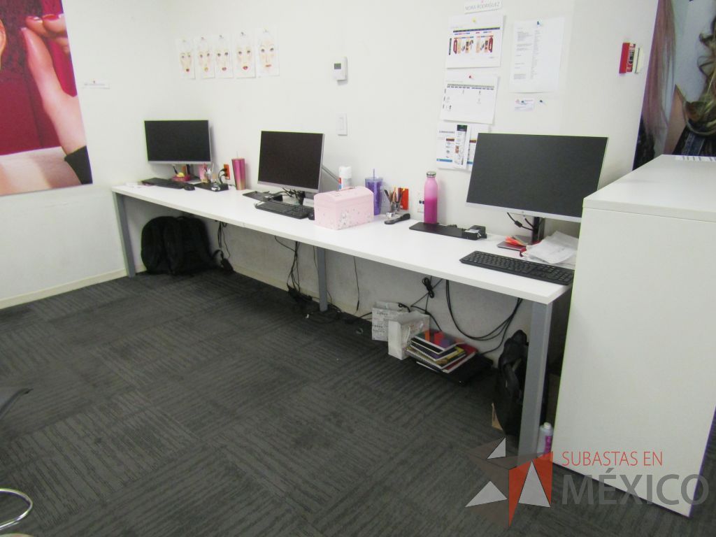 Lote 030 - Mesa de trabajo rectangular para 3 personas con 4 patas metálicas y cubierta color blanco - Imagen 10