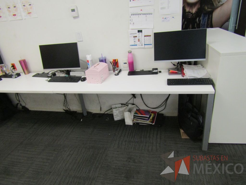 Lote 030 - Mesa de trabajo rectangular para 3 personas con 4 patas metálicas y cubierta color blanco - Imagen 11