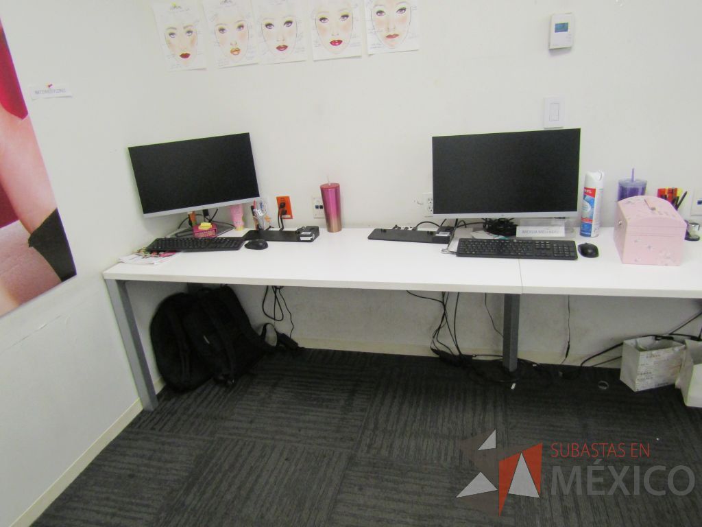 Lote 030 - Mesa de trabajo rectangular para 3 personas con 4 patas metálicas y cubierta color blanco - Imagen 12