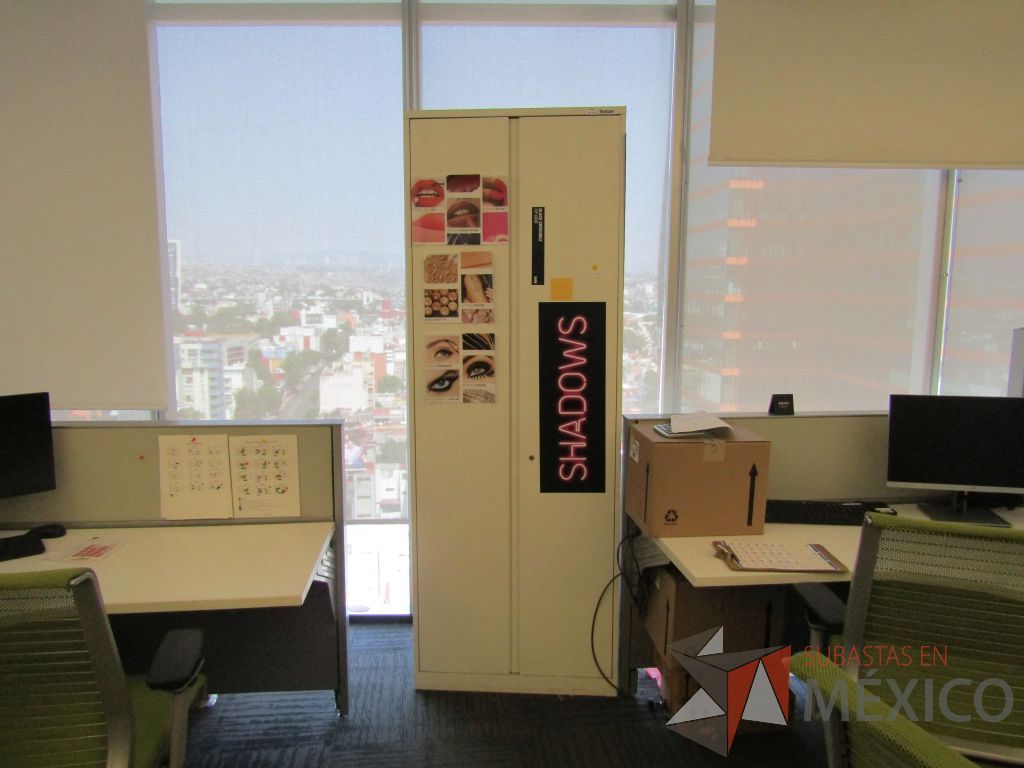 Lote 029 - Gabinete alto de dos puertas metálicas color blanco - Imagen 2