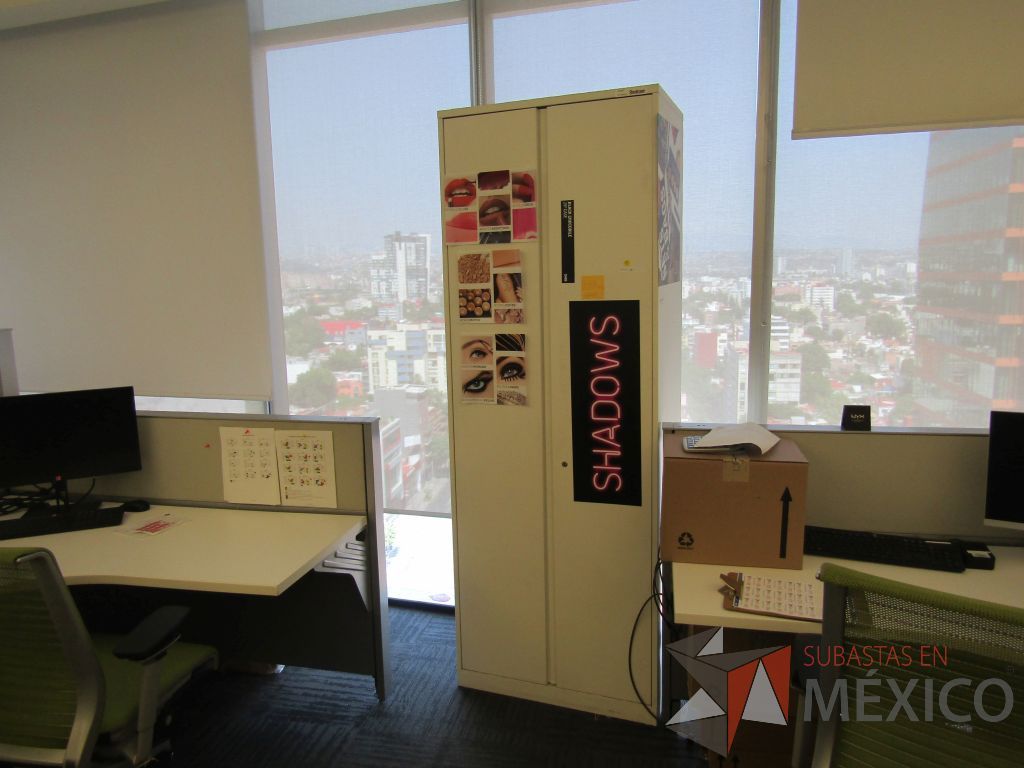 Lote 029 - Gabinete alto de dos puertas metálicas color blanco - Imagen 4