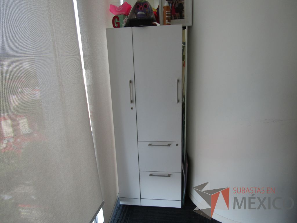 Lote 028 - Gabinete alto con 2 puertas y 2 cajones color blanco