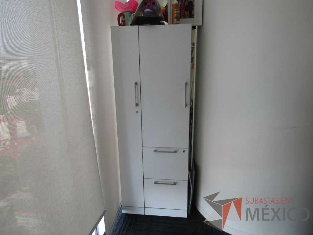 Lote 028 - Gabinete alto con 2 puertas y 2 cajones color blanco - Imagen 2