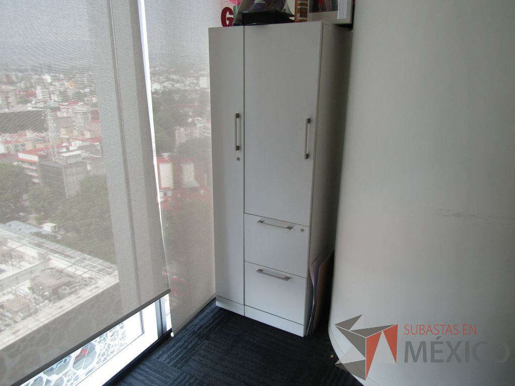 Lote 028 - Gabinete alto con 2 puertas y 2 cajones color blanco - Imagen 3