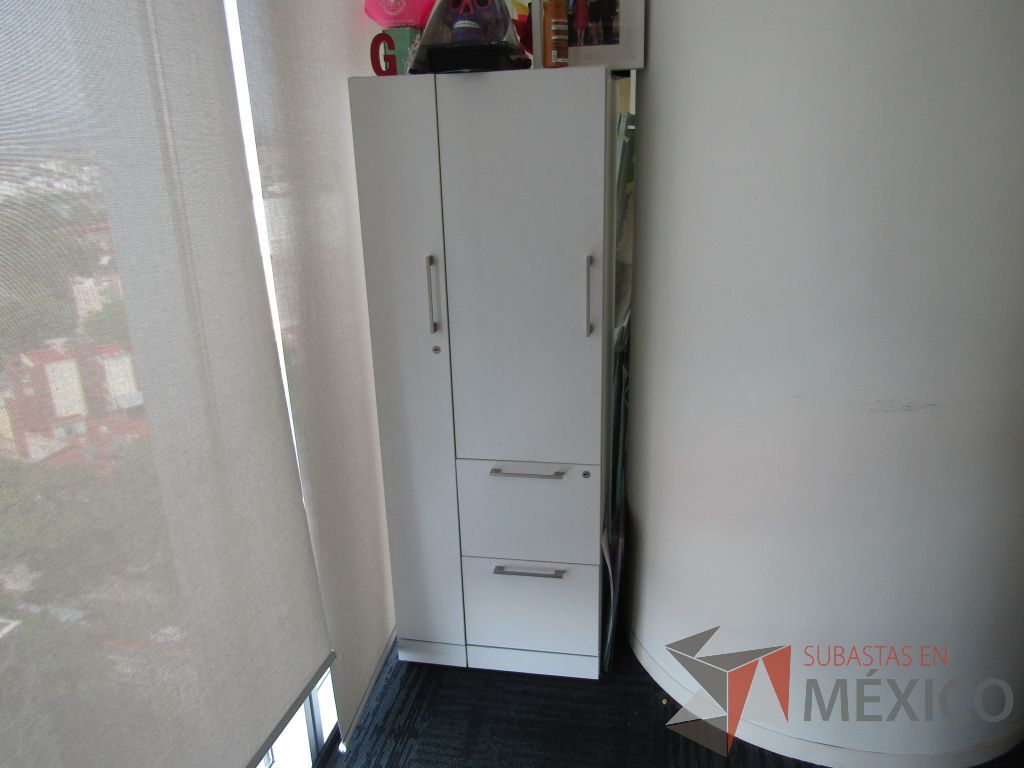 Lote 028 - Gabinete alto con 2 puertas y 2 cajones color blanco - Imagen 5