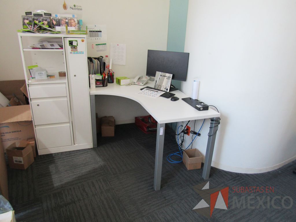 Lote 027 - Escritorio en escuadra con 4 patas metálicas, cubierta color blanco y gabinete alto de 3 cajones y 1 puerta - Imagen 2