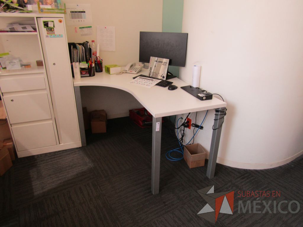 Lote 027 - Escritorio en escuadra con 4 patas metálicas, cubierta color blanco y gabinete alto de 3 cajones y 1 puerta - Imagen 3