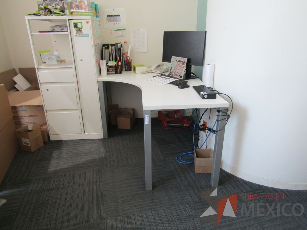 Lote 027 - Escritorio en escuadra con 4 patas metálicas, cubierta color blanco y gabinete alto de 3 cajones y 1 puerta - Imagen 4