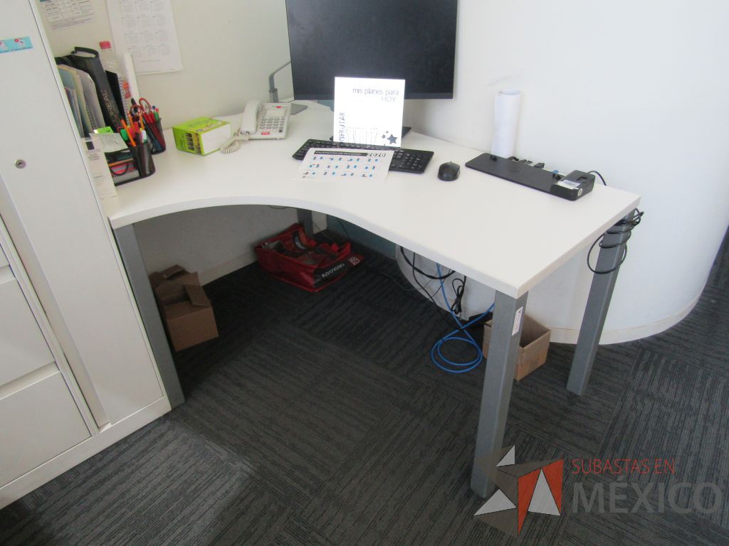 Lote 027 - Escritorio en escuadra con 4 patas metálicas, cubierta color blanco y gabinete alto de 3 cajones y 1 puerta - Imagen 5