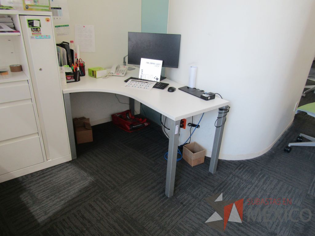 Lote 027 - Escritorio en escuadra con 4 patas metálicas, cubierta color blanco y gabinete alto de 3 cajones y 1 puerta