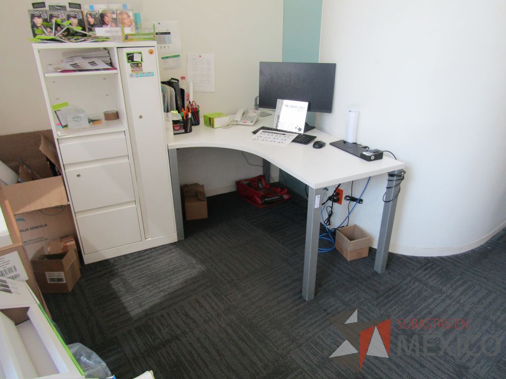Lote 027 - Escritorio en escuadra con 4 patas metálicas, cubierta color blanco y gabinete alto de 3 cajones y 1 puerta - Imagen 7