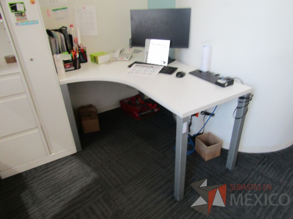 Lote 027 - Escritorio en escuadra con 4 patas metálicas, cubierta color blanco y gabinete alto de 3 cajones y 1 puerta - Imagen 8