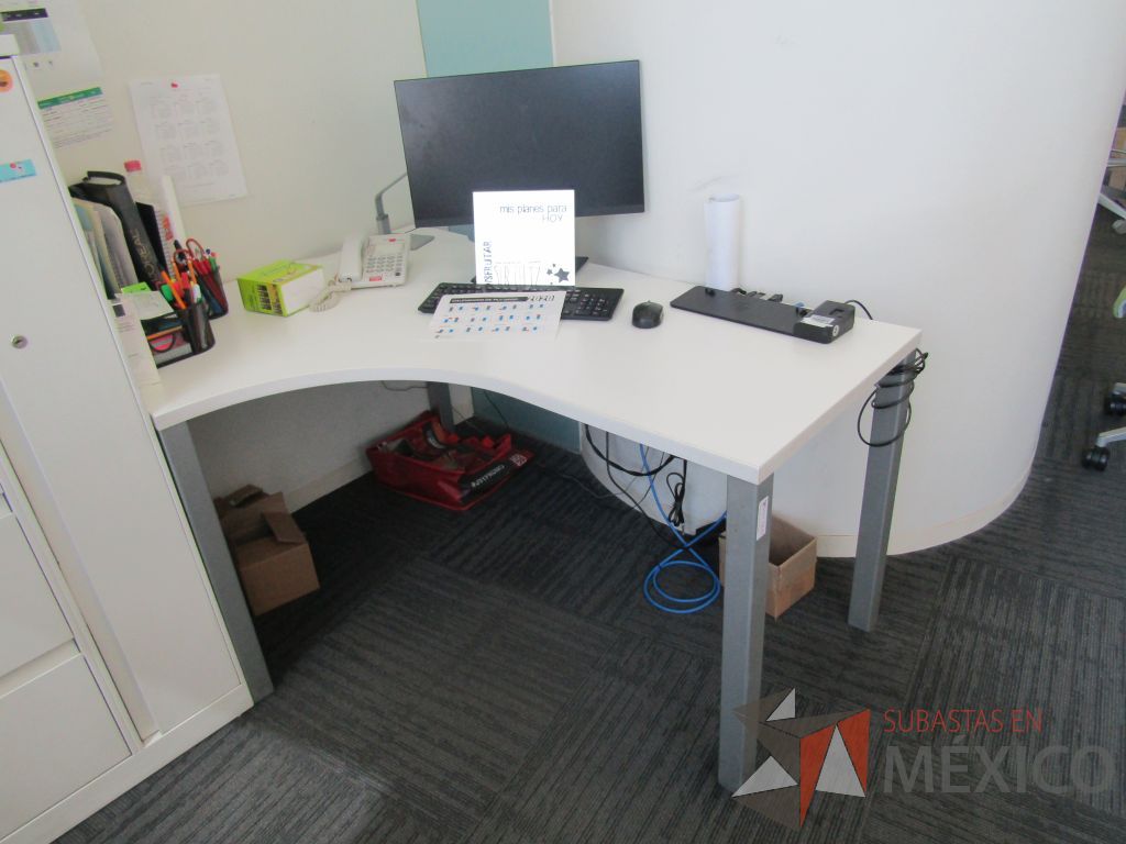 Lote 027 - Escritorio en escuadra con 4 patas metálicas, cubierta color blanco y gabinete alto de 3 cajones y 1 puerta - Imagen 9