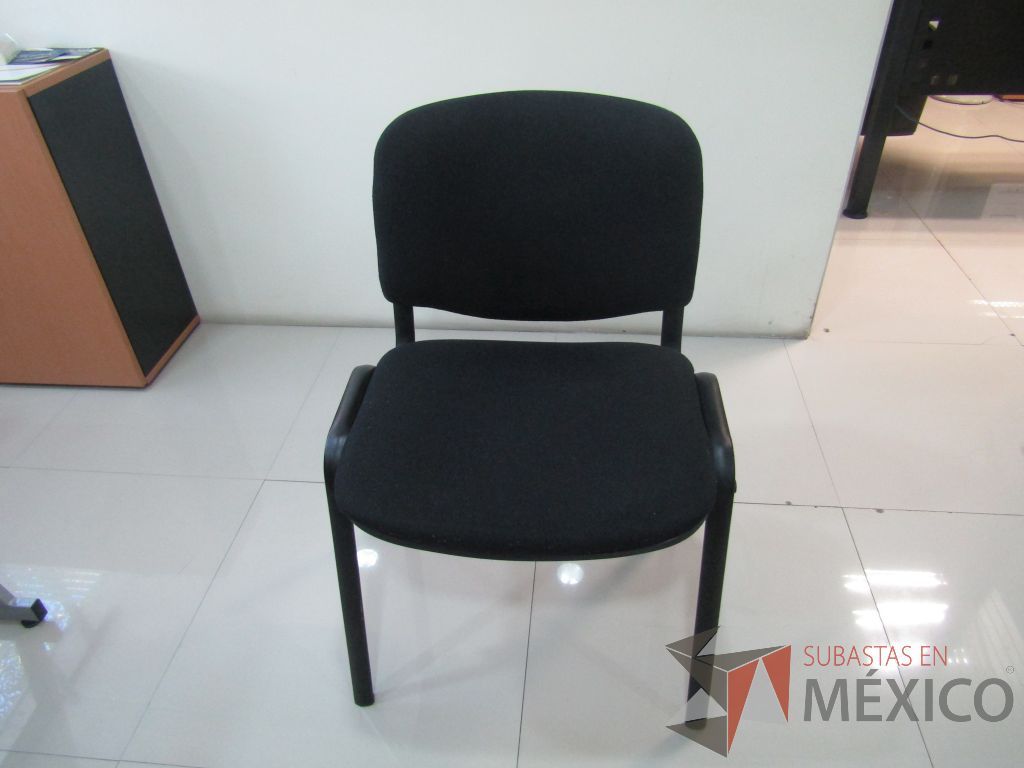 Lote 023 - 5 Sillas fijas, asiento y respaldo en tela color negro