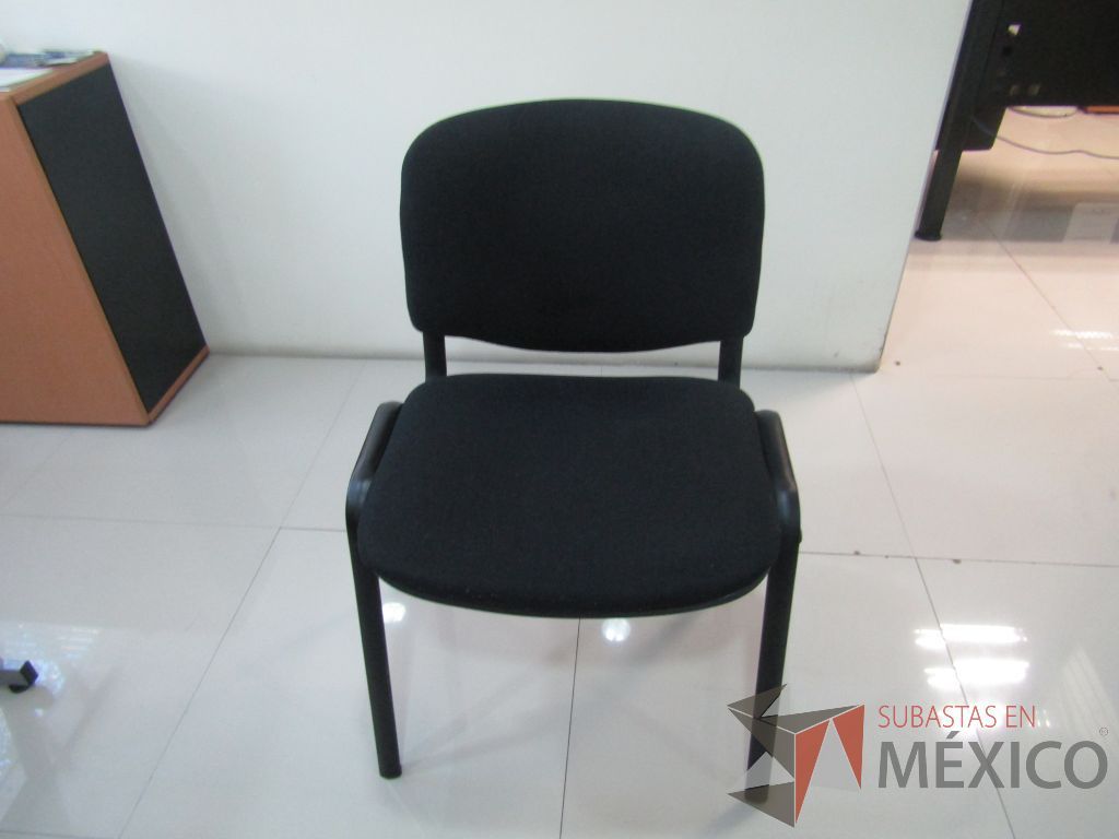 Lote 023 - 5 Sillas fijas, asiento y respaldo en tela color negro - Imagen 3