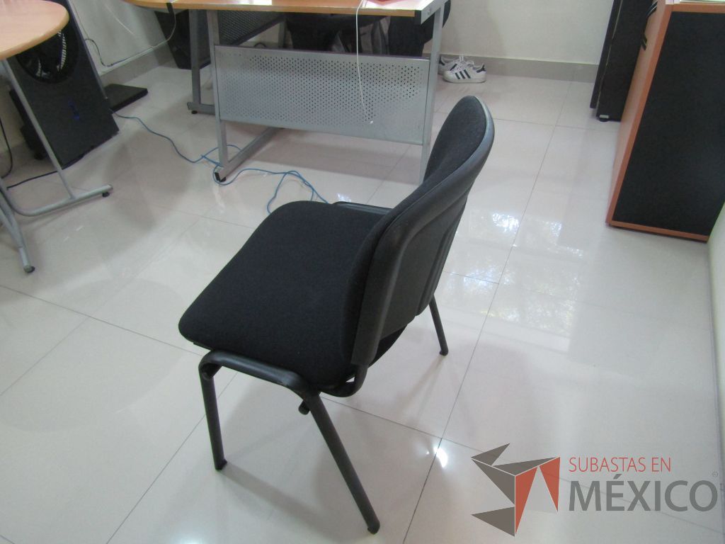 Lote 023 - 5 Sillas fijas, asiento y respaldo en tela color negro - Imagen 4